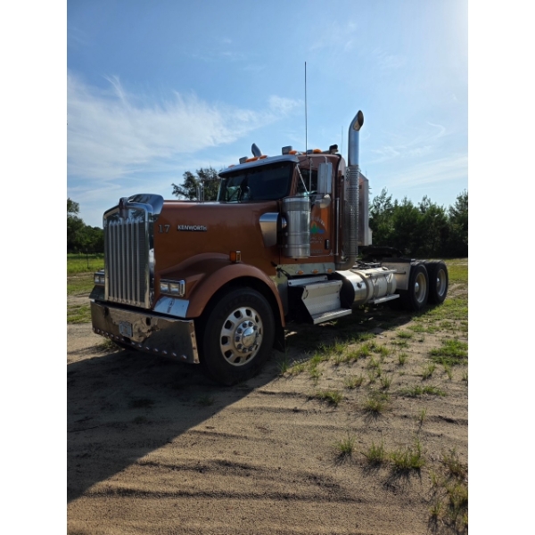 2017 KENWORTH W900L Day Cab Truck