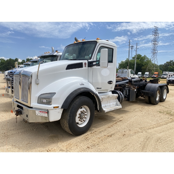 2017 KENWORTH T880 Roll Off Truck