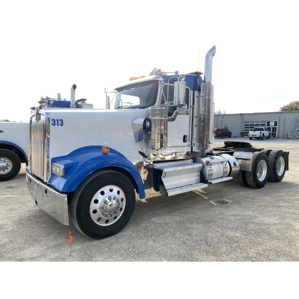 2018 KENWORTH W900L Day Cab Truck