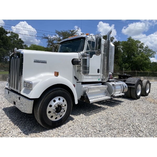 2018 KENWORTH W900 Day Cab Truck