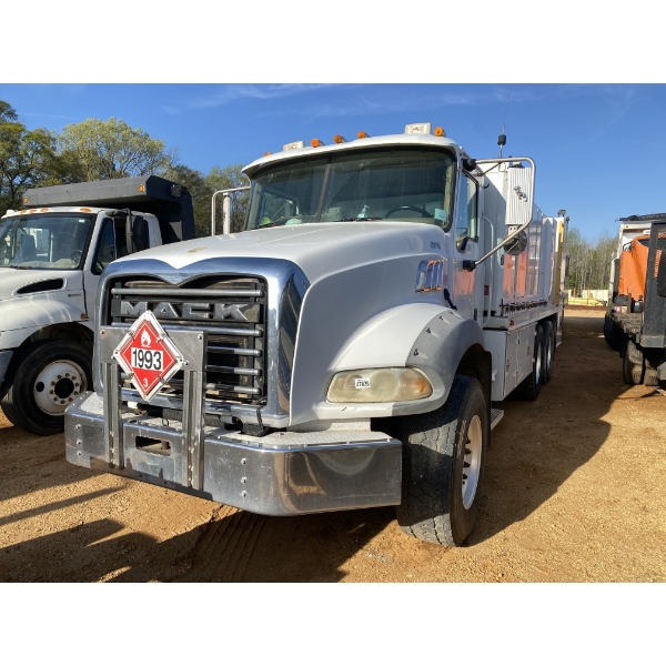 2007 MACK CT713 Fuel / Lube Truck