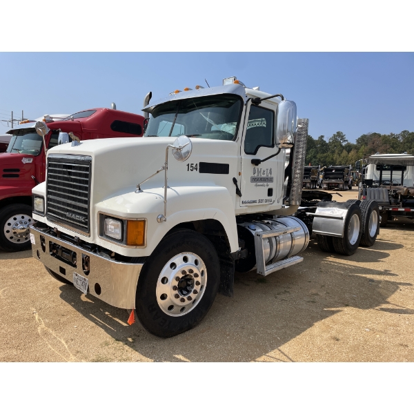2015 MACK CHU613 Day Cab Truck