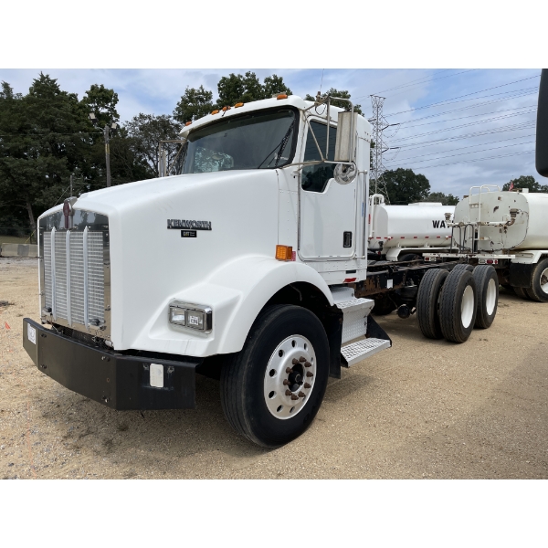 2001 KENWORTH T800 Cab and Chassis Truck