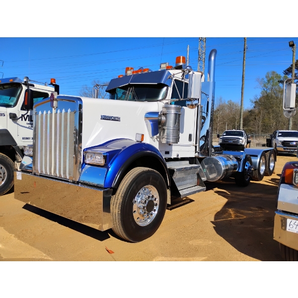 2011 KENWORTH W900 Day Cab Truck