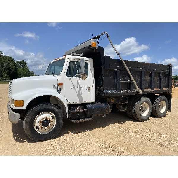 1996 INTERNATIONAL 4900 Dump Truck