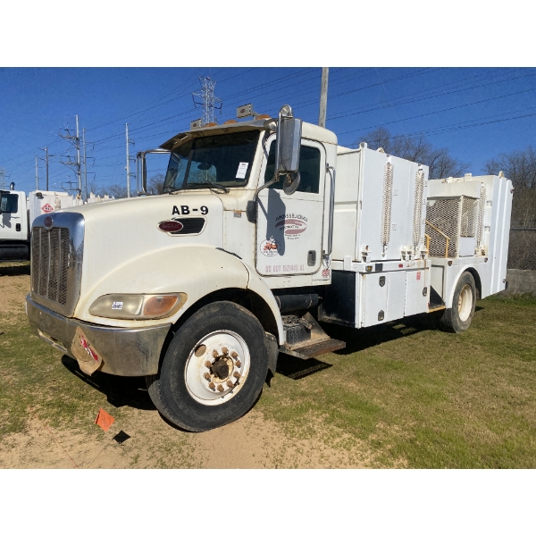 2005 PETERBILT 335 Fuel / Lube Truck