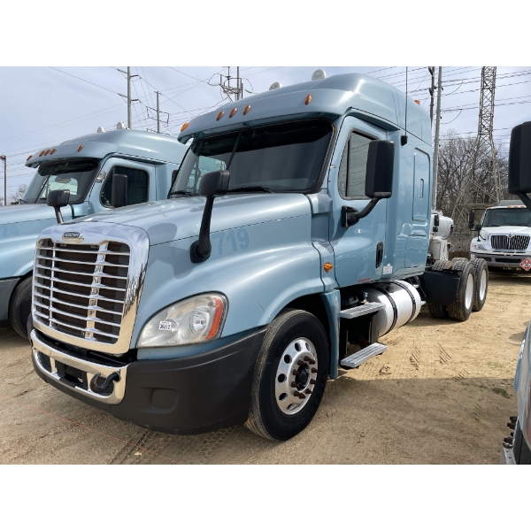 2013 FREIGHTLINER CASCADIA Sleeper Truck