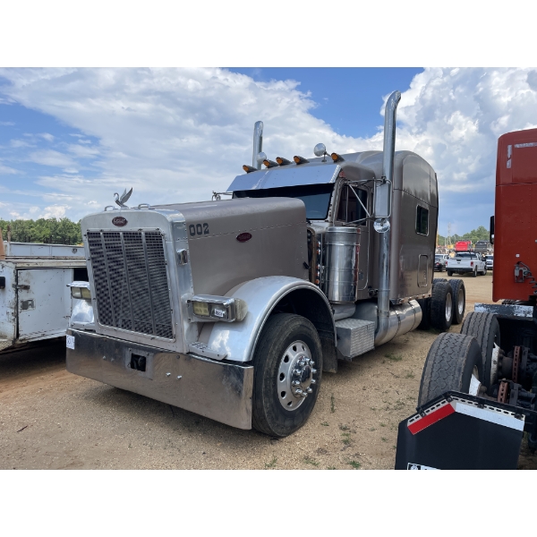 2003 PETERBILT 379 Sleeper Truck