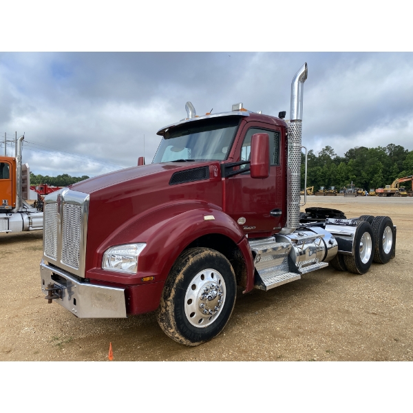 2017 KENWORTH T880 Day Cab Truck