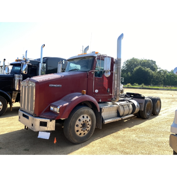 2013 KENWORTH T800 Day Cab Truck