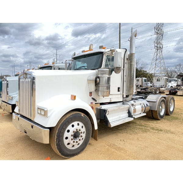 2021 KENWORTH W900 Day Cab Truck