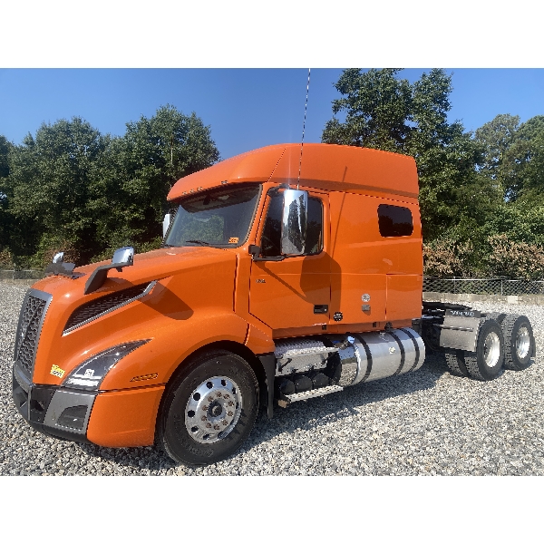 2020 VOLVO VNL64T Sleeper Truck