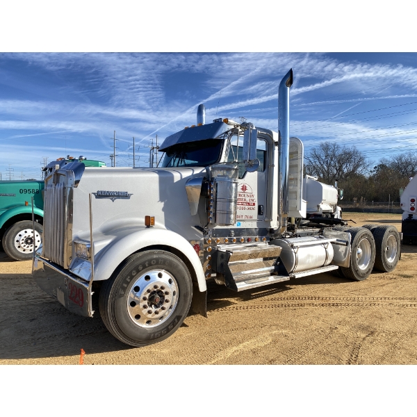 2007 KENWORTH W900 Day Cab Truck