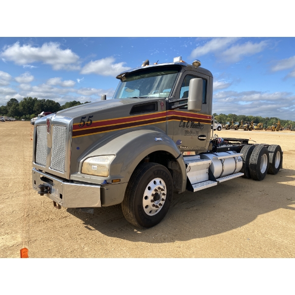2015 KENWORTH T880 Day Cab Truck