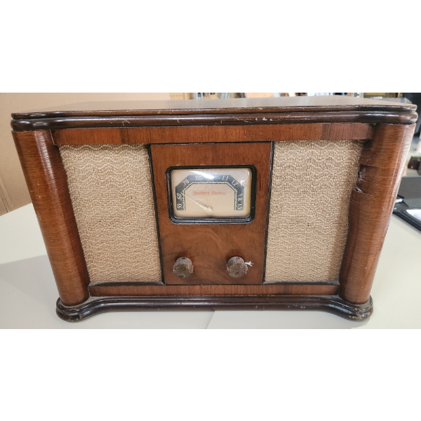 1939 Northern Electric Radio, Model B452 (Needs Battery)