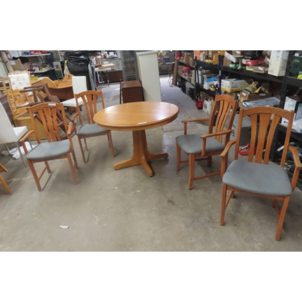 Oak Pedestal Dining Table Plus Four Chairs