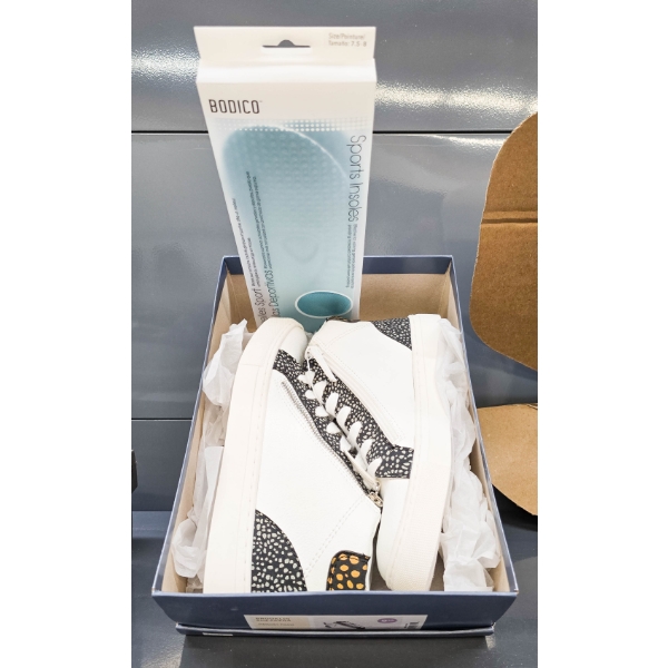 WOMANS BROOKLIN MEMORY FOAM SNEAKERS SIZE 6 1/2