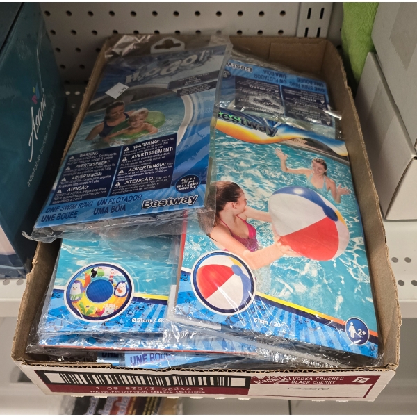 LOT OF INFLATABLE POOL BALLOONS AND KIDS POOL RINGS