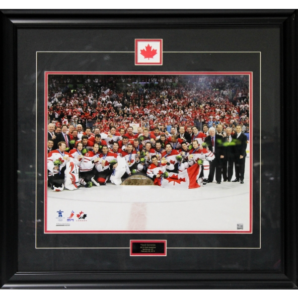 2010 TEAM CANADA HOCKEY COMMEMORATIVE GROUP PHOTO