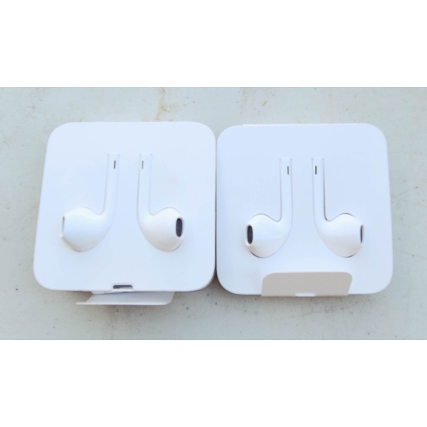 2 NEW APPLE EARPHONES