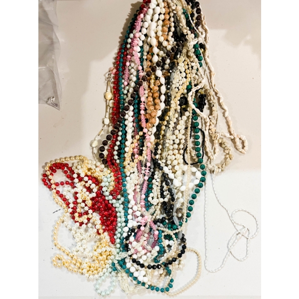 COSTUME JEWELRY NECKLACES