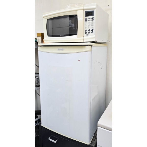 SIMPLICITY MINI FRIDGE WITH SUNBEAM MICROWAVE