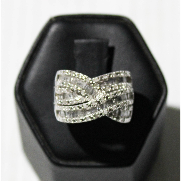 .925 SILVER LADIES RING INCRUSTED W/ CRYSTALS