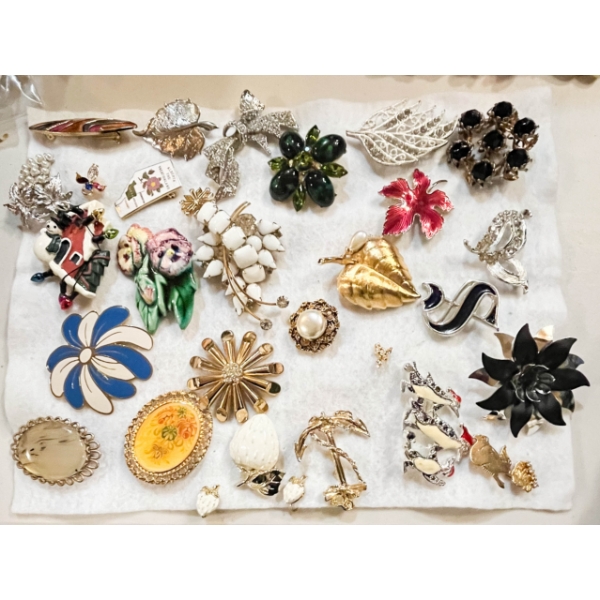 VINTAGE COSTUME JEWELRY BROOCHES