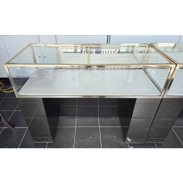 GLASS DISPLAY CASE WITH BLACK MIRROR BASE