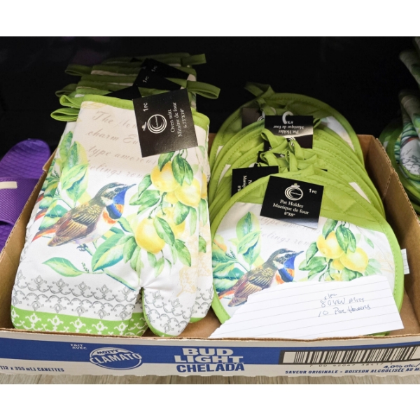 OVEN MITS AND POT HOLDERS