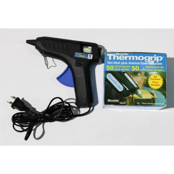 MULTI TEMP. CLASSIC JR. GLUE GUN W/ STICKS NEAR FULL BX