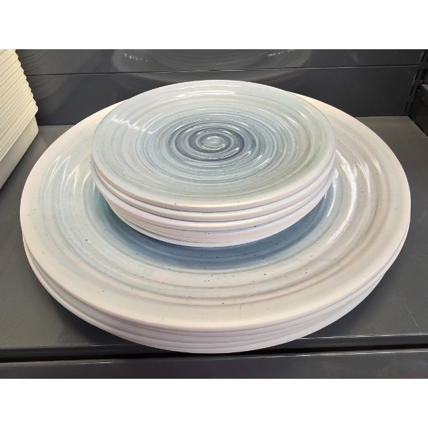 5 LARGE AND 8 SMALL HARD PLASTIC SERVING PLATES