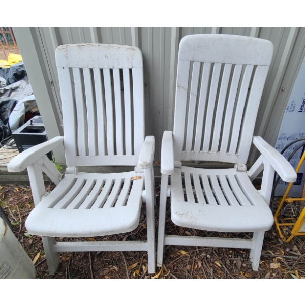 2 FOLDABLE LAWN CHAIRS