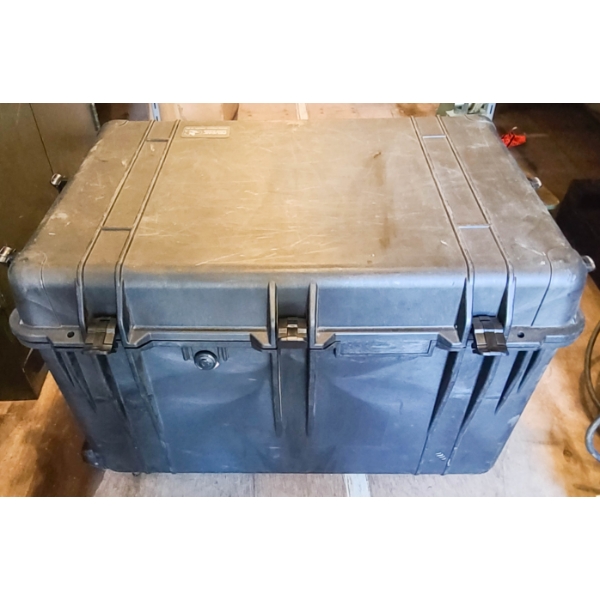 ROLLING PELICAN CASE W/ HANDLES MODEL 1660
