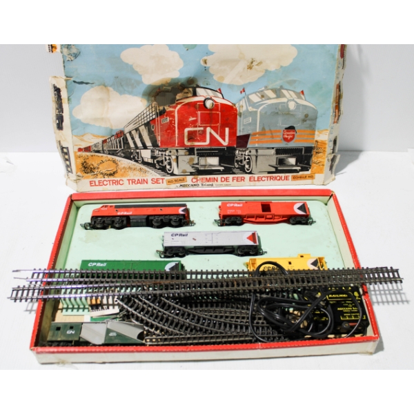 VINT. ELECTRIC HO CP RAIL TRAIN SET - ENGINE -CARS - TRACKS ETC.
