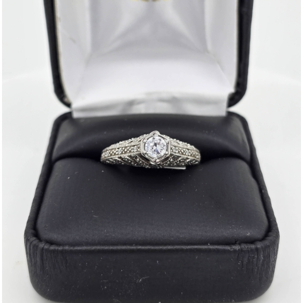 .925 SILVER DECORATIVE RING W/ CUBIC ZIRCONIA