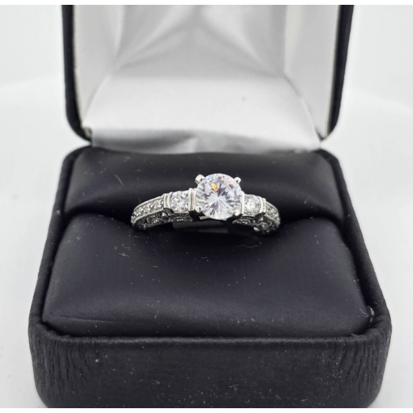 .925 SILVER DECORATIVE RING W/ CUBIC ZIRCONIA
