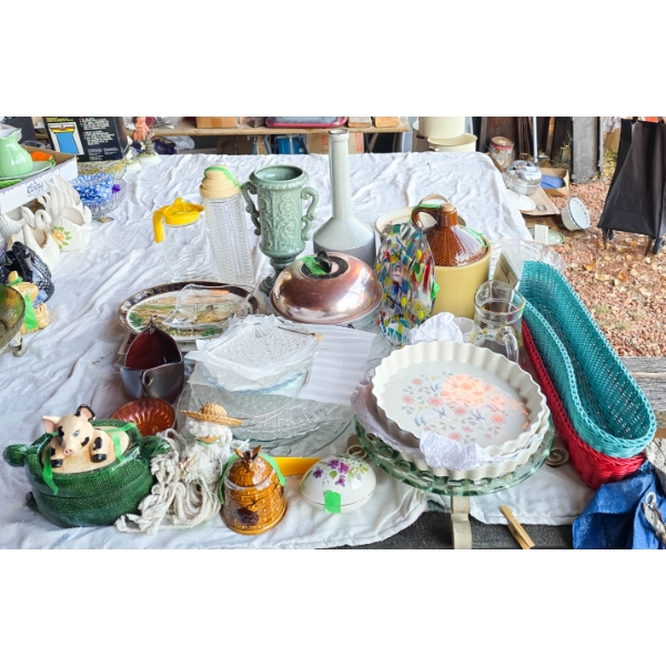 ASSORT. COLLECTIBLES, ART GLASS DECO, VINT COOKIE JARS & MORE