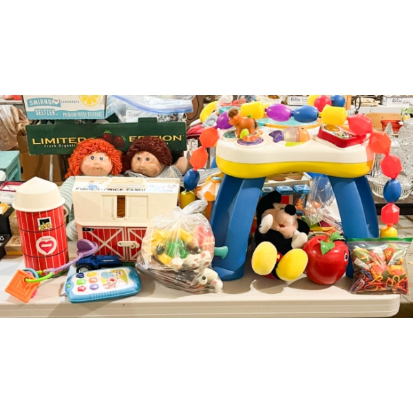 FISHER PRICE FARM W/ ANIMALS 