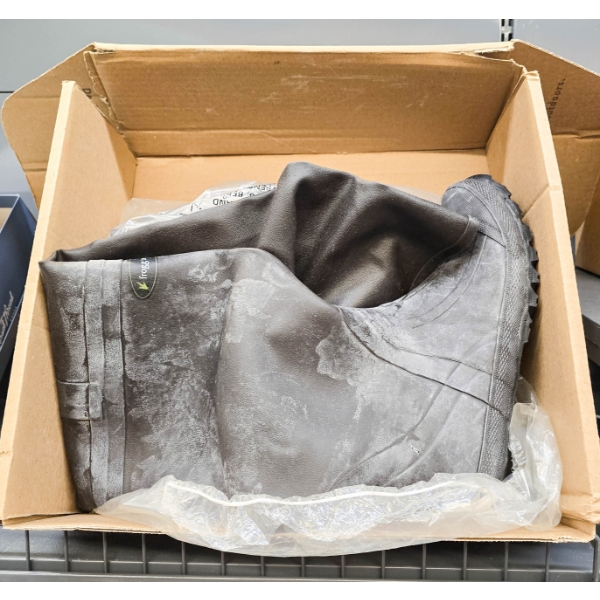 FROGG TOGGS MENS CLEATED SIZE 9 RUBBER HIP WEIGHTERS