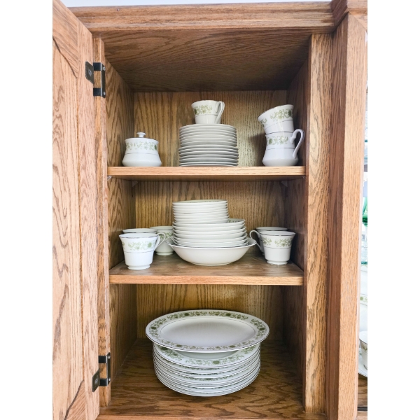 TOWNE HOUSE FINE CHINA SET 8 PERSON SETTING