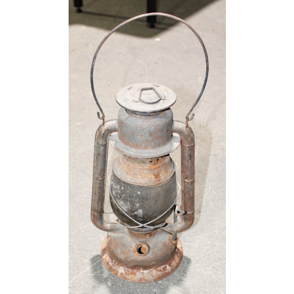 ANTIQUE COAL OIL LAMP W/ GLODE