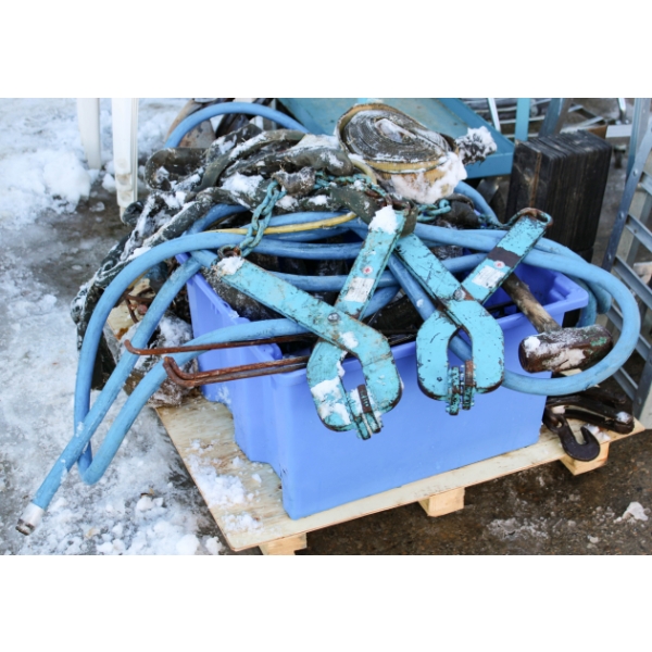 TOOLS PALLET - INCL. PALLET PULLS - CHAINS - TOOLS ETC.