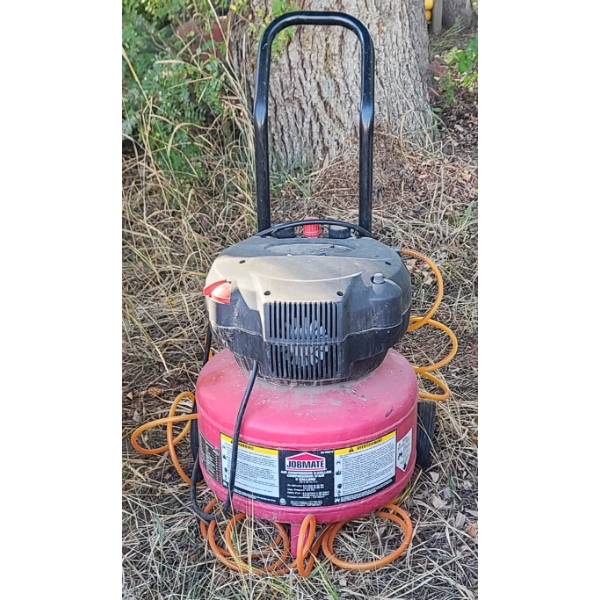 JOBMATE 8 GALLON AIR COMPRESSOR W/ HOSE