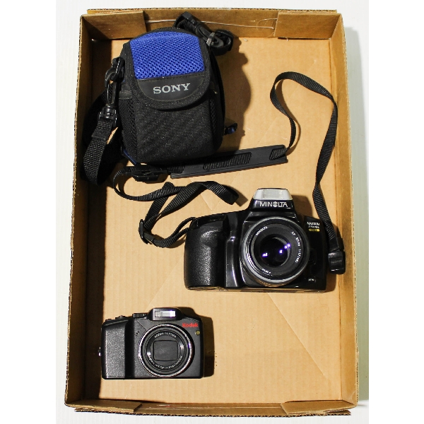 2 CAMERAS MINOLTS MAXXUM 350SI & KODAK Z915