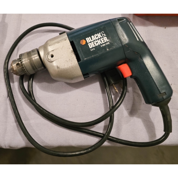 BLACK & DECKER 3.5A DRILL