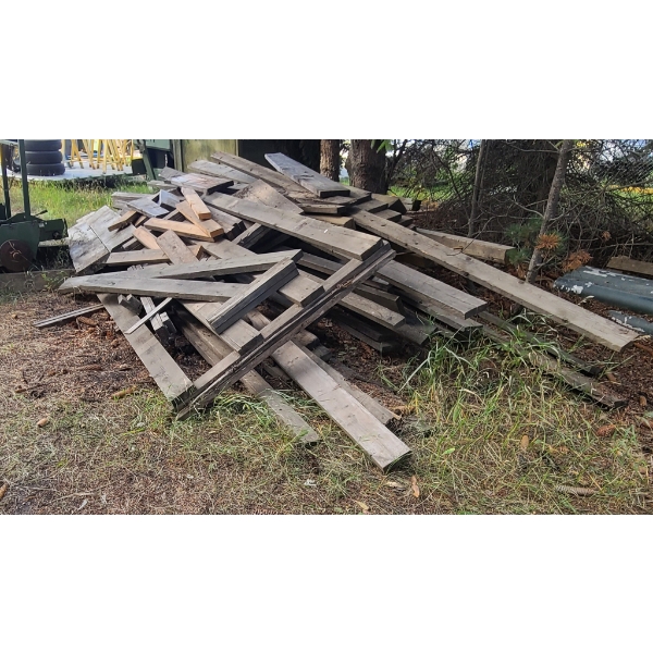 ASST SIZES WOOD / LUMBER PILE