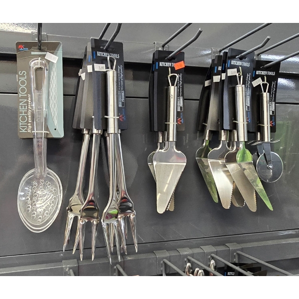 ASSORT. KITCHEN TOOLS AND ACCESSORIES