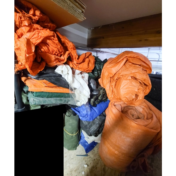 LRG LOT OF HEAVY DUTY & LIGHT WEIGHT TARPS 