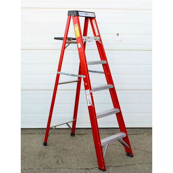 6' FIBERGLASS STEP / PAINTERS LADDER